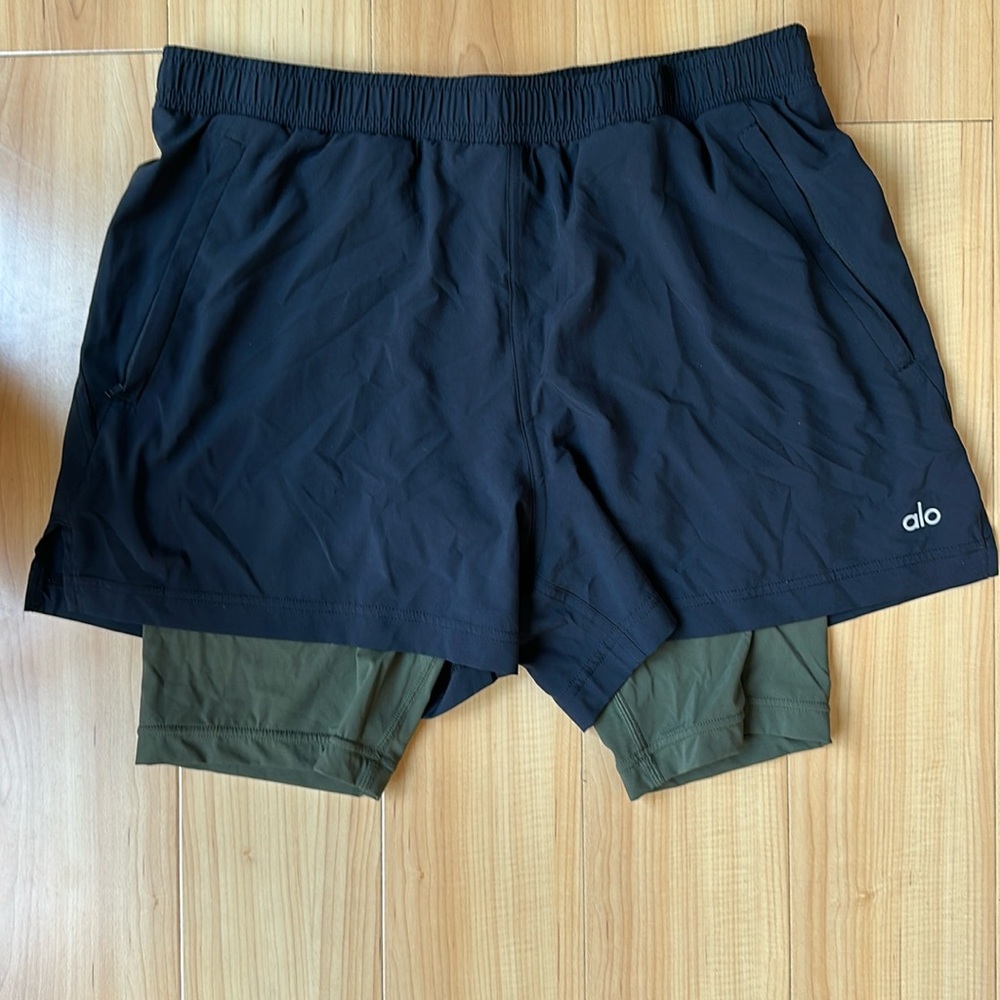 Alo Men’s 5” Revival 2 in 1 short size M